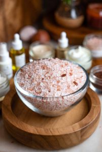 راهنمای جامع و حرفه‌ای خواص نمک صورتی برای پوست (کاملاً کاربردی)